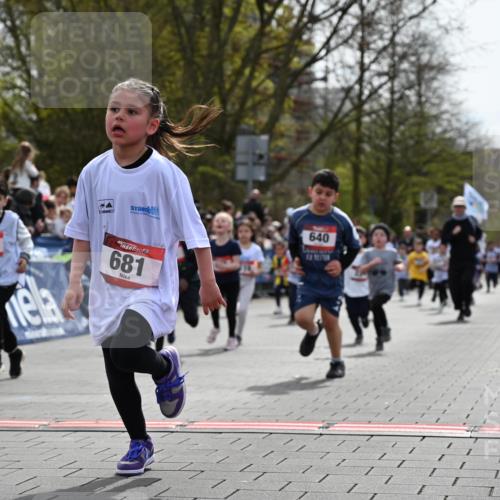 12.04.2026 - 45. Internationalen Wilhelmsburger Insellauf J. Mangold http://msf.ph/oto/9520883 12.04.2026 14:10:03 Ziel 907, 158, 268, 543, 721, 1503, 736, 715, 6, 1504, 412, 681, 640, 248, 441, 723, 119, 186, 224, 745 meine-sportfotos.de