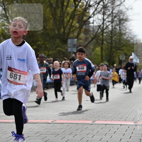 12.04.2026 - 45. Internationalen Wilhelmsburger Insellauf J. Mangold http://msf.ph/oto/9520886 12.04.2026 14:10:03 Ziel 907, 158, 268, 543, 721, 1503, 736, 715, 6, 1504, 412, 681, 640, 248, 441, 723, 119, 186, 224, 745 meine-sportfotos.de