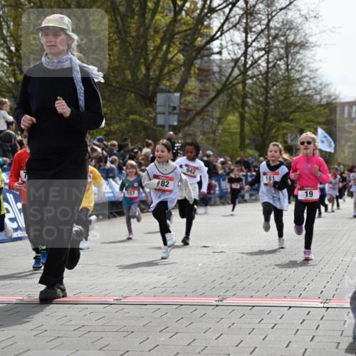 12.04.2026 - 45. Internationalen Wilhelmsburger Insellauf J. Mangold http://msf.ph/oto/9520904 12.04.2026 14:10:07 Ziel 640, 248, 441, 723, 119, 186, 224, 745, 207, 920, 770, 182, 19, 913, 181, 529, 942, 157, 1518, 192 meine-sportfotos.de