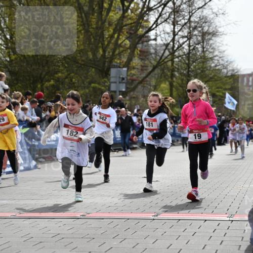 12.04.2026 - 45. Internationalen Wilhelmsburger Insellauf J. Mangold http://msf.ph/oto/9520914 12.04.2026 14:10:08 Ziel 640, 248, 441, 723, 119, 186, 224, 745, 207, 920, 770, 182, 19, 913, 181, 529, 942, 157, 1518, 192 meine-sportfotos.de