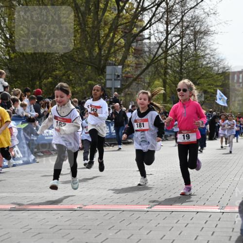 12.04.2026 - 45. Internationalen Wilhelmsburger Insellauf J. Mangold http://msf.ph/oto/9520915 12.04.2026 14:10:08 Ziel 640, 248, 441, 723, 119, 186, 224, 745, 207, 920, 770, 182, 19, 913, 181, 529, 942, 157, 1518, 192 meine-sportfotos.de
