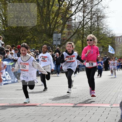 12.04.2026 - 45. Internationalen Wilhelmsburger Insellauf J. Mangold http://msf.ph/oto/9520917 12.04.2026 14:10:08 Ziel 640, 248, 441, 723, 119, 186, 224, 745, 207, 920, 770, 182, 19, 913, 181, 529, 942, 157, 1518, 192 meine-sportfotos.de
