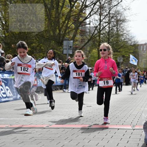 12.04.2026 - 45. Internationalen Wilhelmsburger Insellauf J. Mangold http://msf.ph/oto/9520919 12.04.2026 14:10:09 Ziel 723, 119, 186, 224, 745, 207, 920, 770, 182, 19, 913, 181, 529, 942, 157, 1518, 192 meine-sportfotos.de