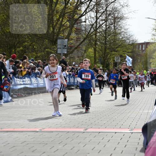 12.04.2026 - 45. Internationalen Wilhelmsburger Insellauf J. Mangold http://msf.ph/oto/9520929 12.04.2026 14:10:13 Ziel 913, 181, 529, 942, 157, 1518, 192, 946, 738, 201, 189, 269, 1524, 961, 938, 198, 932, 639 meine-sportfotos.de