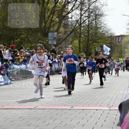12.04.2026 - 45. Internationalen Wilhelmsburger Insellauf J. Mangold http://msf.ph/oto/9520932 12.04.2026 14:10:14 Ziel 157, 1518, 192, 946, 738, 201, 189, 269, 1524, 961, 938, 198, 932, 639 meine-sportfotos.de