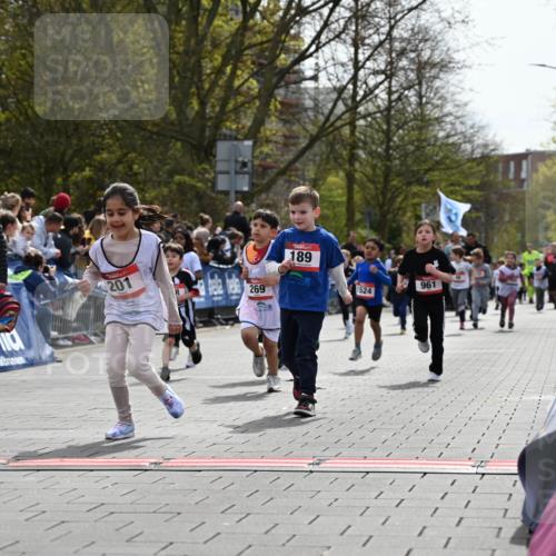 12.04.2026 - 45. Internationalen Wilhelmsburger Insellauf J. Mangold http://msf.ph/oto/9520936 12.04.2026 14:10:14 Ziel 157, 1518, 192, 946, 738, 201, 189, 269, 1524, 961, 938, 198, 932, 639 meine-sportfotos.de
