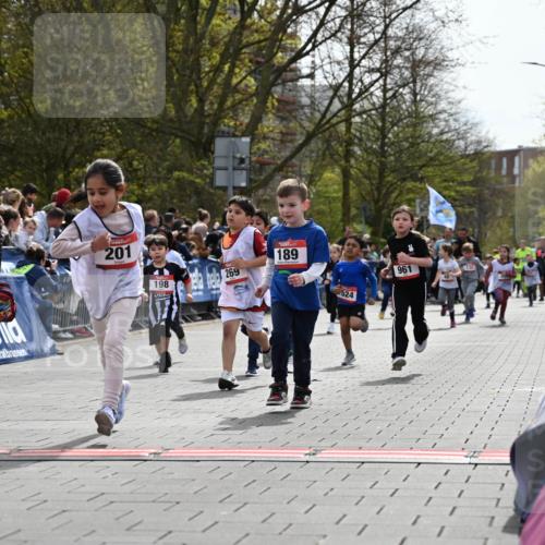 12.04.2026 - 45. Internationalen Wilhelmsburger Insellauf J. Mangold http://msf.ph/oto/9520938 12.04.2026 14:10:14 Ziel 157, 1518, 192, 946, 738, 201, 189, 269, 1524, 961, 938, 198, 932, 639 meine-sportfotos.de