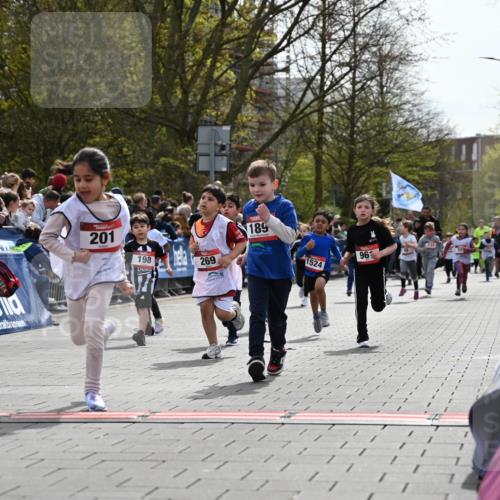 12.04.2026 - 45. Internationalen Wilhelmsburger Insellauf J. Mangold http://msf.ph/oto/9520939 12.04.2026 14:10:14 Ziel 157, 1518, 192, 946, 738, 201, 189, 269, 1524, 961, 938, 198, 932, 639 meine-sportfotos.de