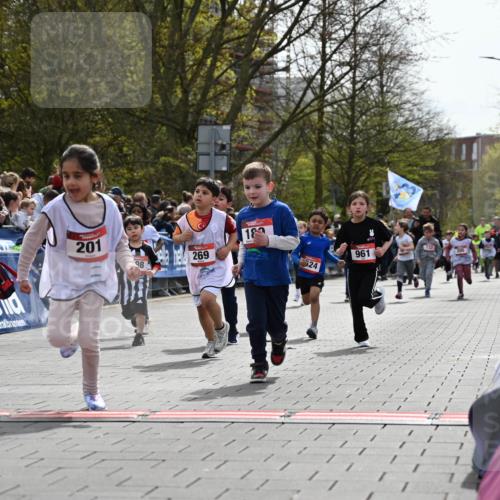 12.04.2026 - 45. Internationalen Wilhelmsburger Insellauf J. Mangold http://msf.ph/oto/9520940 12.04.2026 14:10:14 Ziel 157, 1518, 192, 946, 738, 201, 189, 269, 1524, 961, 938, 198, 932, 639 meine-sportfotos.de