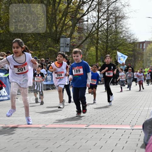 12.04.2026 - 45. Internationalen Wilhelmsburger Insellauf J. Mangold http://msf.ph/oto/9520941 12.04.2026 14:10:14 Ziel 157, 1518, 192, 946, 738, 201, 189, 269, 1524, 961, 938, 198, 932, 639 meine-sportfotos.de