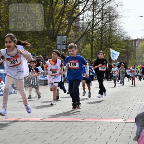 12.04.2026 - 45. Internationalen Wilhelmsburger Insellauf J. Mangold http://msf.ph/oto/9520942 12.04.2026 14:10:14 Ziel 157, 1518, 192, 946, 738, 201, 189, 269, 1524, 961, 938, 198, 932, 639 meine-sportfotos.de