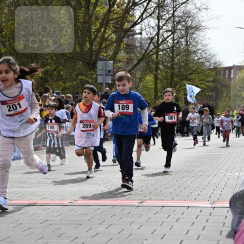 12.04.2026 - 45. Internationalen Wilhelmsburger Insellauf J. Mangold http://msf.ph/oto/9520943 12.04.2026 14:10:14 Ziel 157, 1518, 192, 946, 738, 201, 189, 269, 1524, 961, 938, 198, 932, 639 meine-sportfotos.de