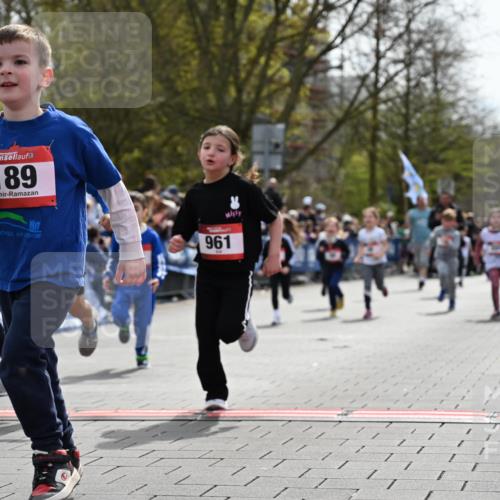12.04.2026 - 45. Internationalen Wilhelmsburger Insellauf J. Mangold http://msf.ph/oto/9520952 12.04.2026 14:10:16 Ziel 946, 738, 201, 189, 269, 1524, 961, 938, 198, 932, 639, 205, 153, 48, 86, 132, 417 meine-sportfotos.de