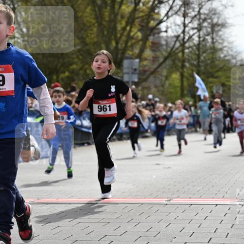 12.04.2026 - 45. Internationalen Wilhelmsburger Insellauf J. Mangold http://msf.ph/oto/9520953 12.04.2026 14:10:16 Ziel 946, 738, 201, 189, 269, 1524, 961, 938, 198, 932, 639, 205, 153, 48, 86, 132, 417 meine-sportfotos.de