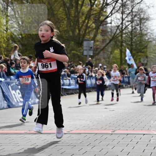 12.04.2026 - 45. Internationalen Wilhelmsburger Insellauf J. Mangold http://msf.ph/oto/9520958 12.04.2026 14:10:17 Ziel 946, 738, 201, 189, 269, 1524, 961, 938, 198, 932, 639, 205, 153, 48, 86, 132, 417 meine-sportfotos.de
