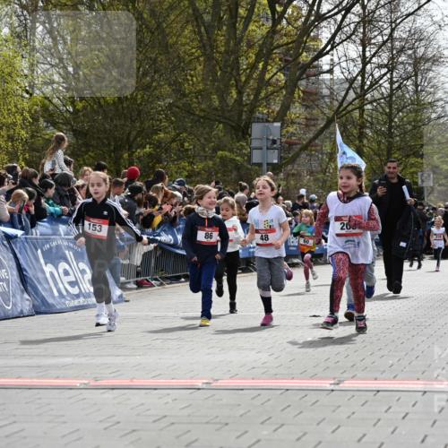 12.04.2026 - 45. Internationalen Wilhelmsburger Insellauf J. Mangold http://msf.ph/oto/9520962 12.04.2026 14:10:18 Ziel 946, 738, 201, 189, 269, 1524, 961, 938, 198, 932, 639, 205, 153, 48, 86, 132, 417 meine-sportfotos.de