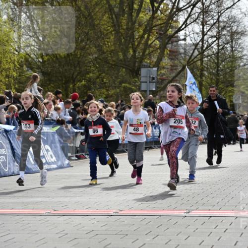 12.04.2026 - 45. Internationalen Wilhelmsburger Insellauf J. Mangold http://msf.ph/oto/9520966 12.04.2026 14:10:18 Ziel 946, 738, 201, 189, 269, 1524, 961, 938, 198, 932, 639, 205, 153, 48, 86, 132, 417 meine-sportfotos.de