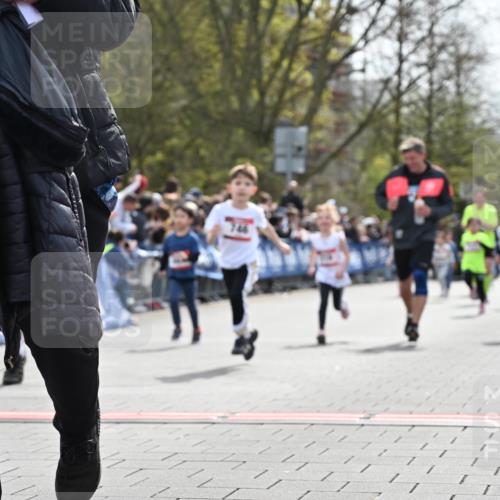 12.04.2026 - 45. Internationalen Wilhelmsburger Insellauf J. Mangold http://msf.ph/oto/9520982 12.04.2026 14:10:23 Ziel 205, 153, 48, 86, 132, 417, 60, 746, 664, 218, 203, 633 meine-sportfotos.de