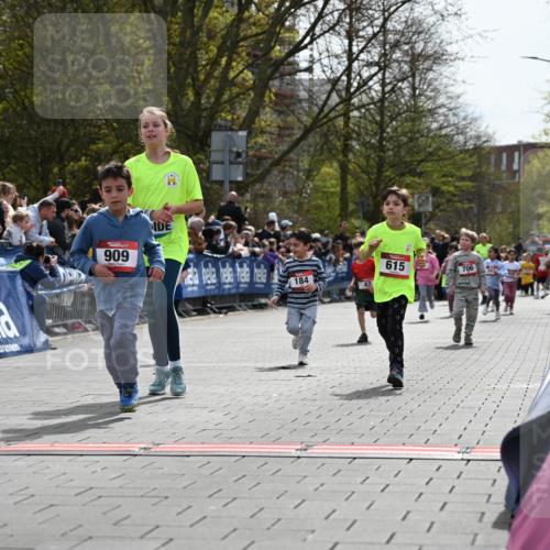 12.04.2026 - 45. Internationalen Wilhelmsburger Insellauf J. Mangold http://msf.ph/oto/9521001 12.04.2026 14:10:30 Ziel 633, 963, 1513, 909, 708, 615, 184, 187, 42, 706, 246 meine-sportfotos.de
