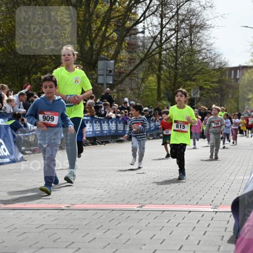 12.04.2026 - 45. Internationalen Wilhelmsburger Insellauf J. Mangold http://msf.ph/oto/9521002 12.04.2026 14:10:30 Ziel 633, 963, 1513, 909, 708, 615, 184, 187, 42, 706, 246 meine-sportfotos.de