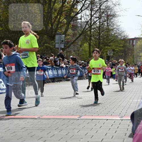 12.04.2026 - 45. Internationalen Wilhelmsburger Insellauf J. Mangold http://msf.ph/oto/9521006 12.04.2026 14:10:30 Ziel 633, 963, 1513, 909, 708, 615, 184, 187, 42, 706, 246 meine-sportfotos.de