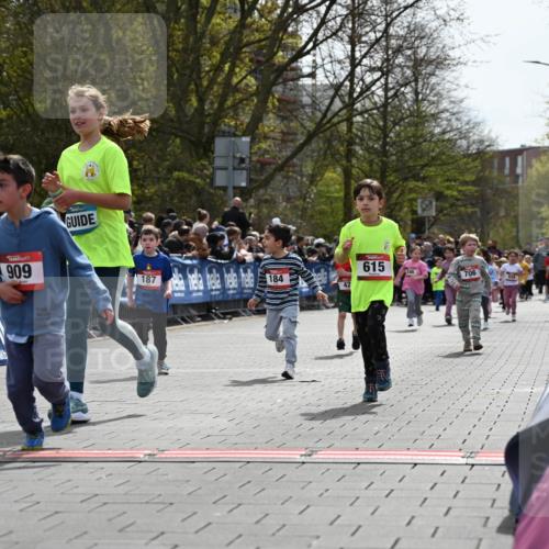 12.04.2026 - 45. Internationalen Wilhelmsburger Insellauf J. Mangold http://msf.ph/oto/9521007 12.04.2026 14:10:30 Ziel 633, 963, 1513, 909, 708, 615, 184, 187, 42, 706, 246 meine-sportfotos.de
