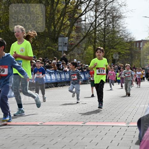 12.04.2026 - 45. Internationalen Wilhelmsburger Insellauf J. Mangold http://msf.ph/oto/9521008 12.04.2026 14:10:30 Ziel 633, 963, 1513, 909, 708, 615, 184, 187, 42, 706, 246 meine-sportfotos.de