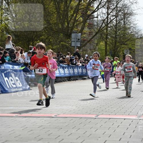 12.04.2026 - 45. Internationalen Wilhelmsburger Insellauf J. Mangold http://msf.ph/oto/9521035 12.04.2026 14:10:33 Ziel 1513, 909, 708, 615, 184, 187, 42, 706, 246, 243, 717, 724, 929 meine-sportfotos.de