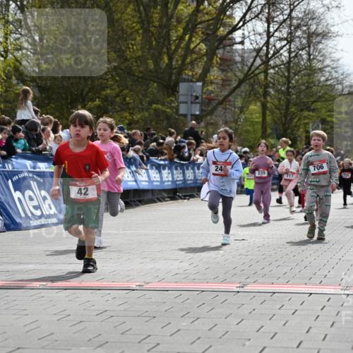 12.04.2026 - 45. Internationalen Wilhelmsburger Insellauf J. Mangold http://msf.ph/oto/9521037 12.04.2026 14:10:34 Ziel 1513, 909, 708, 615, 184, 187, 42, 706, 246, 243, 717, 724, 929, 722, 239, 704 meine-sportfotos.de