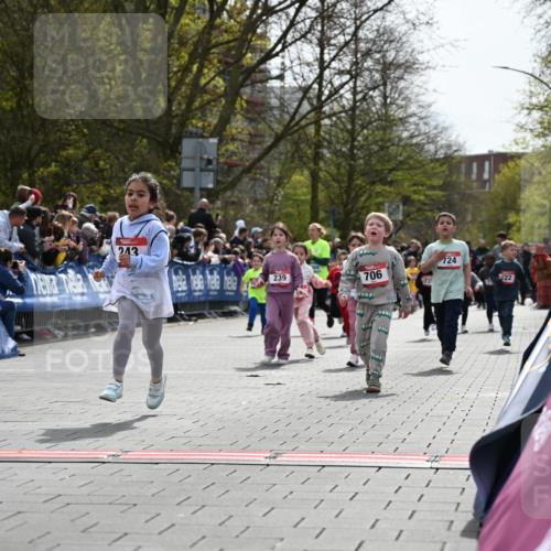 12.04.2026 - 45. Internationalen Wilhelmsburger Insellauf J. Mangold http://msf.ph/oto/9521040 12.04.2026 14:10:34 Ziel 1513, 909, 708, 615, 184, 187, 42, 706, 246, 243, 717, 724, 929, 722, 239, 704 meine-sportfotos.de