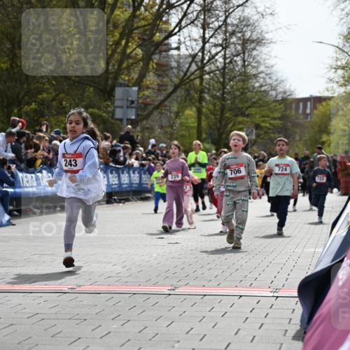 12.04.2026 - 45. Internationalen Wilhelmsburger Insellauf J. Mangold http://msf.ph/oto/9521041 12.04.2026 14:10:34 Ziel 1513, 909, 708, 615, 184, 187, 42, 706, 246, 243, 717, 724, 929, 722, 239, 704 meine-sportfotos.de