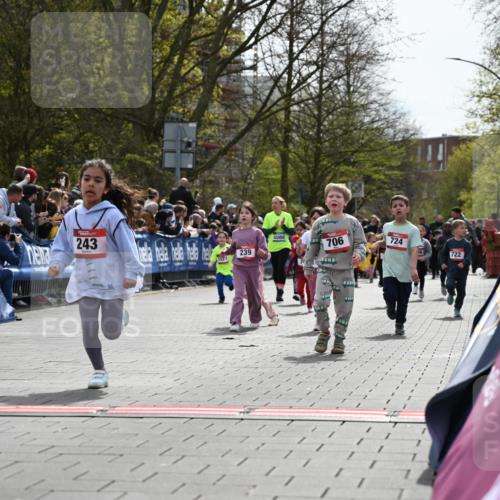 12.04.2026 - 45. Internationalen Wilhelmsburger Insellauf J. Mangold http://msf.ph/oto/9521042 12.04.2026 14:10:34 Ziel 1513, 909, 708, 615, 184, 187, 42, 706, 246, 243, 717, 724, 929, 722, 239, 704 meine-sportfotos.de