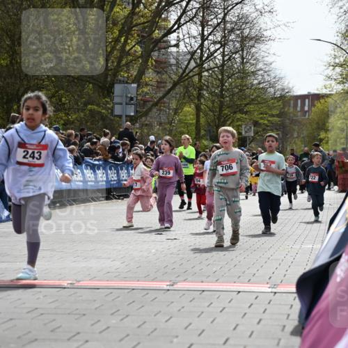 12.04.2026 - 45. Internationalen Wilhelmsburger Insellauf J. Mangold http://msf.ph/oto/9521045 12.04.2026 14:10:35 Ziel 708, 615, 184, 187, 42, 706, 246, 243, 717, 724, 929, 722, 239, 704, 725, 1521 meine-sportfotos.de