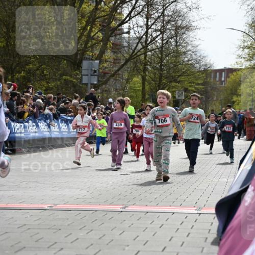 12.04.2026 - 45. Internationalen Wilhelmsburger Insellauf J. Mangold http://msf.ph/oto/9521048 12.04.2026 14:10:35 Ziel 708, 615, 184, 187, 42, 706, 246, 243, 717, 724, 929, 722, 239, 704, 725, 1521 meine-sportfotos.de