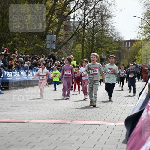 12.04.2026 - 45. Internationalen Wilhelmsburger Insellauf J. Mangold http://msf.ph/oto/9521049 12.04.2026 14:10:35 Ziel 708, 615, 184, 187, 42, 706, 246, 243, 717, 724, 929, 722, 239, 704, 725, 1521 meine-sportfotos.de