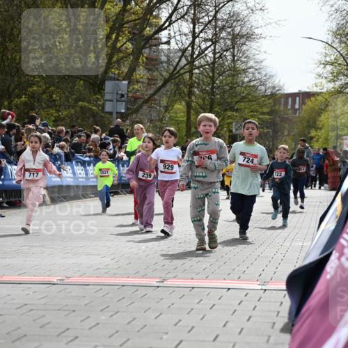 12.04.2026 - 45. Internationalen Wilhelmsburger Insellauf J. Mangold http://msf.ph/oto/9521054 12.04.2026 14:10:36 Ziel 184, 187, 42, 706, 246, 243, 717, 724, 929, 722, 239, 704, 725, 1521, 714, 726 meine-sportfotos.de