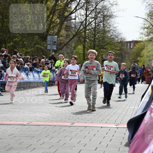 12.04.2026 - 45. Internationalen Wilhelmsburger Insellauf J. Mangold http://msf.ph/oto/9521055 12.04.2026 14:10:36 Ziel 184, 187, 42, 706, 246, 243, 717, 724, 929, 722, 239, 704, 725, 1521, 714, 726 meine-sportfotos.de