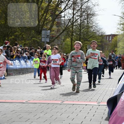 12.04.2026 - 45. Internationalen Wilhelmsburger Insellauf J. Mangold http://msf.ph/oto/9521059 12.04.2026 14:10:36 Ziel 184, 187, 42, 706, 246, 243, 717, 724, 929, 722, 239, 704, 725, 1521, 714, 726 meine-sportfotos.de