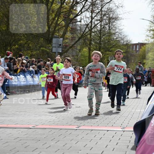 12.04.2026 - 45. Internationalen Wilhelmsburger Insellauf J. Mangold http://msf.ph/oto/9521060 12.04.2026 14:10:36 Ziel 184, 187, 42, 706, 246, 243, 717, 724, 929, 722, 239, 704, 725, 1521, 714, 726 meine-sportfotos.de