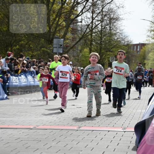 12.04.2026 - 45. Internationalen Wilhelmsburger Insellauf J. Mangold http://msf.ph/oto/9521062 12.04.2026 14:10:36 Ziel 184, 187, 42, 706, 246, 243, 717, 724, 929, 722, 239, 704, 725, 1521, 714, 726 meine-sportfotos.de