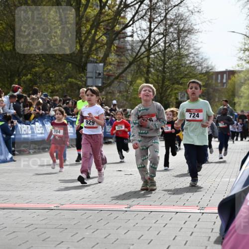 12.04.2026 - 45. Internationalen Wilhelmsburger Insellauf J. Mangold http://msf.ph/oto/9521065 12.04.2026 14:10:36 Ziel 184, 187, 42, 706, 246, 243, 717, 724, 929, 722, 239, 704, 725, 1521, 714, 726 meine-sportfotos.de