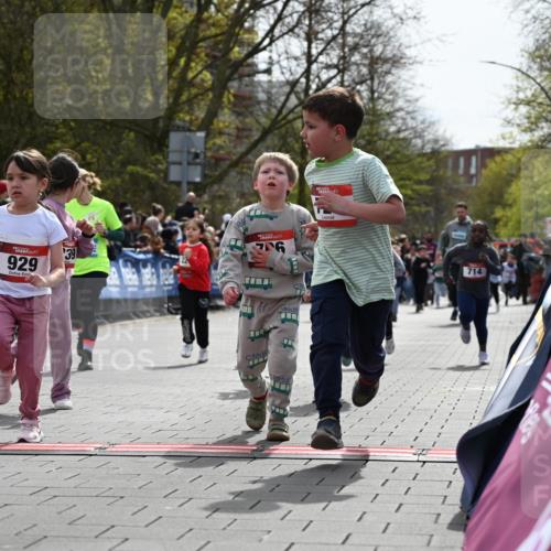 12.04.2026 - 45. Internationalen Wilhelmsburger Insellauf J. Mangold http://msf.ph/oto/9521070 12.04.2026 14:10:38 Ziel 42, 706, 246, 243, 717, 724, 929, 722, 239, 704, 725, 1521, 714, 726, 229 meine-sportfotos.de