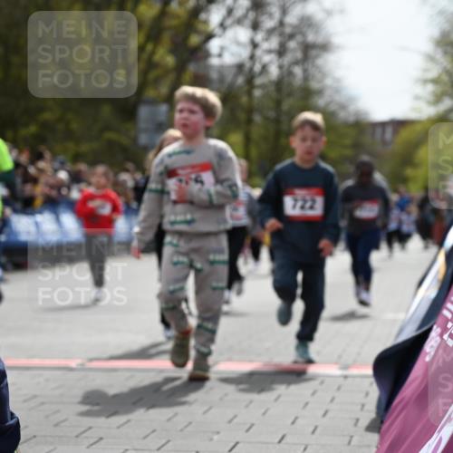 12.04.2026 - 45. Internationalen Wilhelmsburger Insellauf J. Mangold http://msf.ph/oto/9521082 12.04.2026 14:10:39 Ziel 243, 717, 724, 929, 722, 239, 704, 725, 1521, 714, 726, 229, 553, 204 meine-sportfotos.de