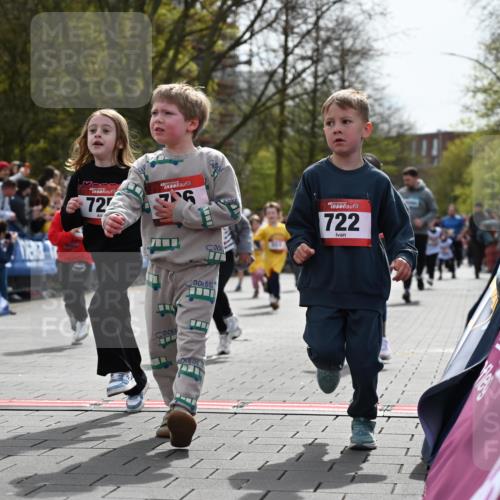 12.04.2026 - 45. Internationalen Wilhelmsburger Insellauf J. Mangold http://msf.ph/oto/9521085 12.04.2026 14:10:39 Ziel 243, 717, 724, 929, 722, 239, 704, 725, 1521, 714, 726, 229, 553, 204 meine-sportfotos.de