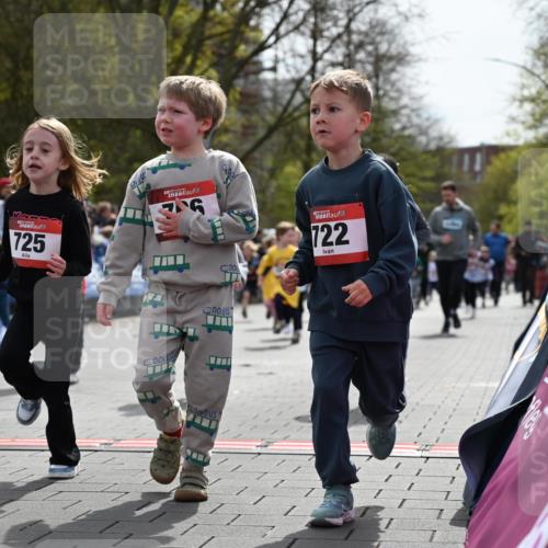 12.04.2026 - 45. Internationalen Wilhelmsburger Insellauf J. Mangold http://msf.ph/oto/9521088 12.04.2026 14:10:39 Ziel 243, 717, 724, 929, 722, 239, 704, 725, 1521, 714, 726, 229, 553, 204 meine-sportfotos.de