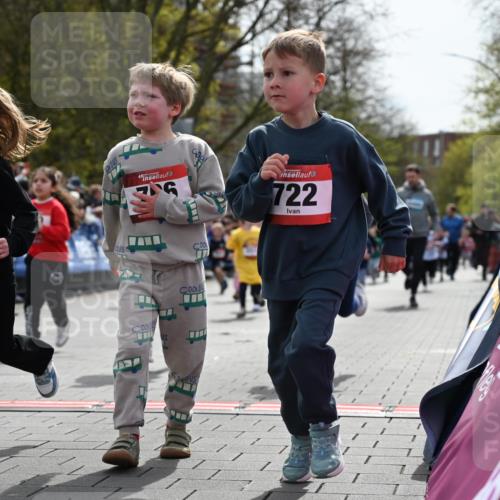 12.04.2026 - 45. Internationalen Wilhelmsburger Insellauf J. Mangold http://msf.ph/oto/9521090 12.04.2026 14:10:40 Ziel 717, 724, 929, 722, 239, 704, 725, 1521, 714, 726, 229, 553, 204, 705, 645 meine-sportfotos.de