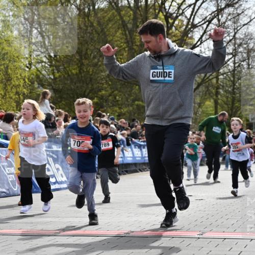 12.04.2026 - 45. Internationalen Wilhelmsburger Insellauf J. Mangold http://msf.ph/oto/9521098 12.04.2026 14:10:44 Ziel 714, 726, 229, 553, 204, 705, 645, 910, 613, 789, 202, 709, 195, 912, 188 meine-sportfotos.de