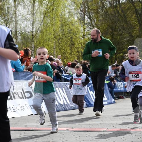 12.04.2026 - 45. Internationalen Wilhelmsburger Insellauf J. Mangold http://msf.ph/oto/9521108 12.04.2026 14:10:48 Ziel 705, 645, 910, 613, 789, 202, 709, 195, 912, 188, 430, 210, 701, 699, 703 meine-sportfotos.de