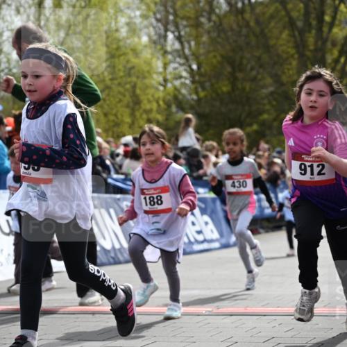 12.04.2026 - 45. Internationalen Wilhelmsburger Insellauf J. Mangold http://msf.ph/oto/9521119 12.04.2026 14:10:48 Ziel 705, 645, 910, 613, 789, 202, 709, 195, 912, 188, 430, 210, 701, 699, 703 meine-sportfotos.de