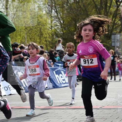 12.04.2026 - 45. Internationalen Wilhelmsburger Insellauf J. Mangold http://msf.ph/oto/9521121 12.04.2026 14:10:49 Ziel 910, 613, 789, 202, 709, 195, 912, 188, 430, 210, 701, 699, 703 meine-sportfotos.de